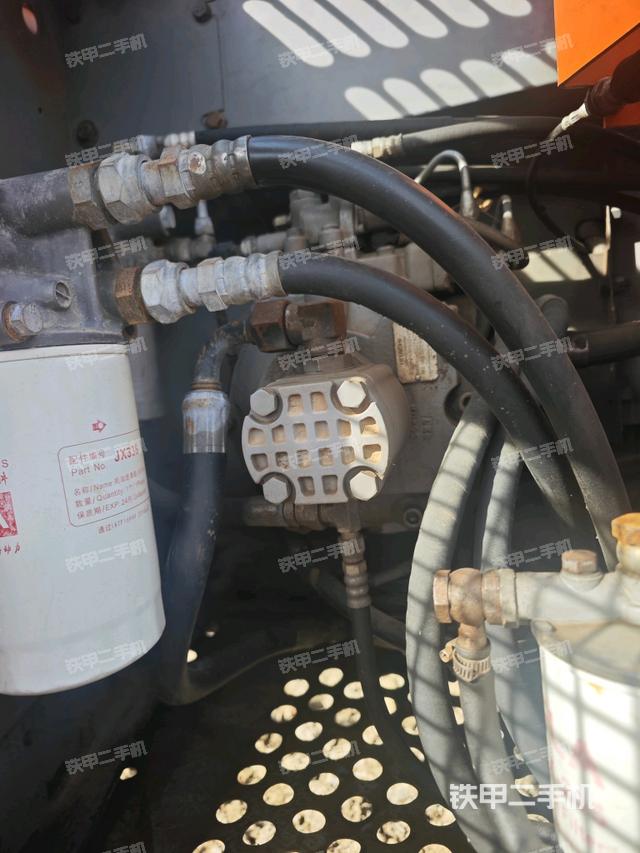 液压泵舱室正面整体（整机外观）