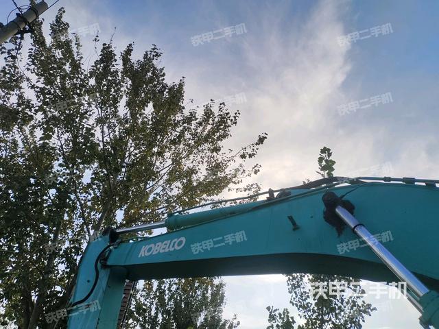 大臂油缸整体 竖拍（工作和回转装置）