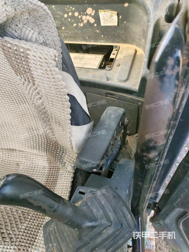 座椅左侧控制台/音响/含左手柄（驾驶室部分）