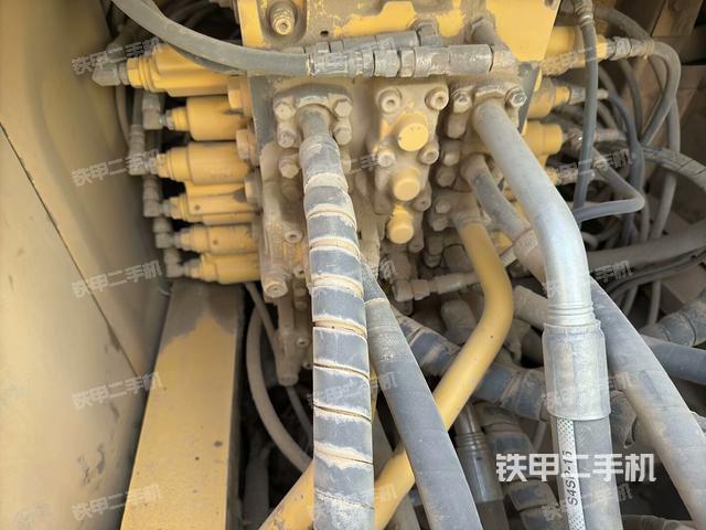 回轉(zhuǎn)馬達(dá)和主控閥（整機(jī)外觀）