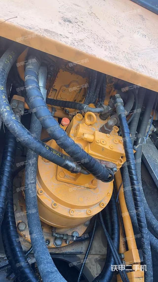 回转马达和主控阀（整机外观）