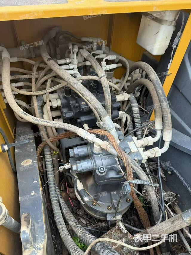 回轉(zhuǎn)馬達(dá)和主控閥（整機(jī)外觀）