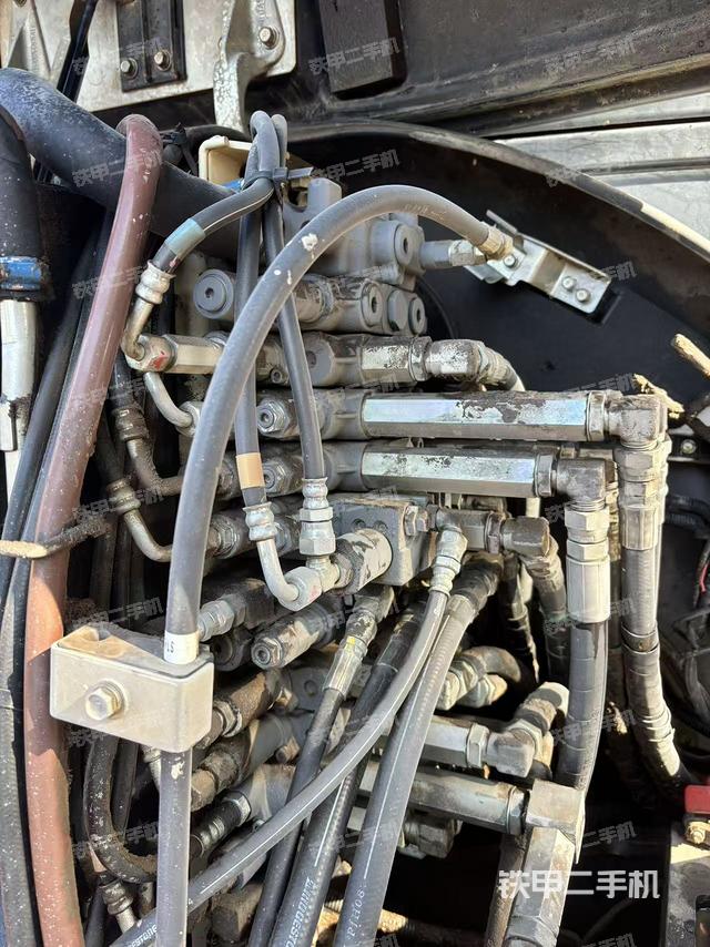 回轉(zhuǎn)馬達和主控閥（整機外觀）