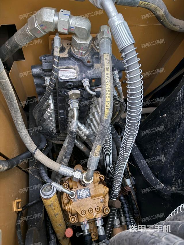 回转马达和主控阀（整机外观）