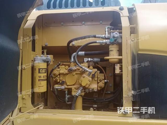 液壓泵艙室正面整體（整機外觀）