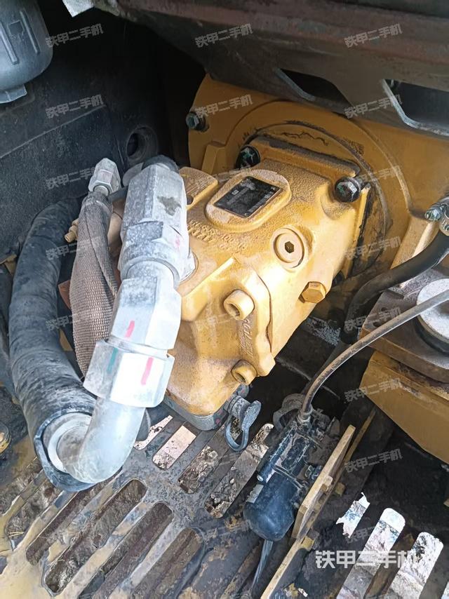 液压泵舱室正面整体（整机外观）