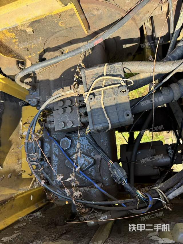 液压泵舱室正面整体（整机外观）