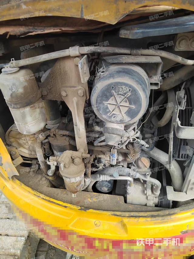 液壓泵艙室正面整體（整機外觀）