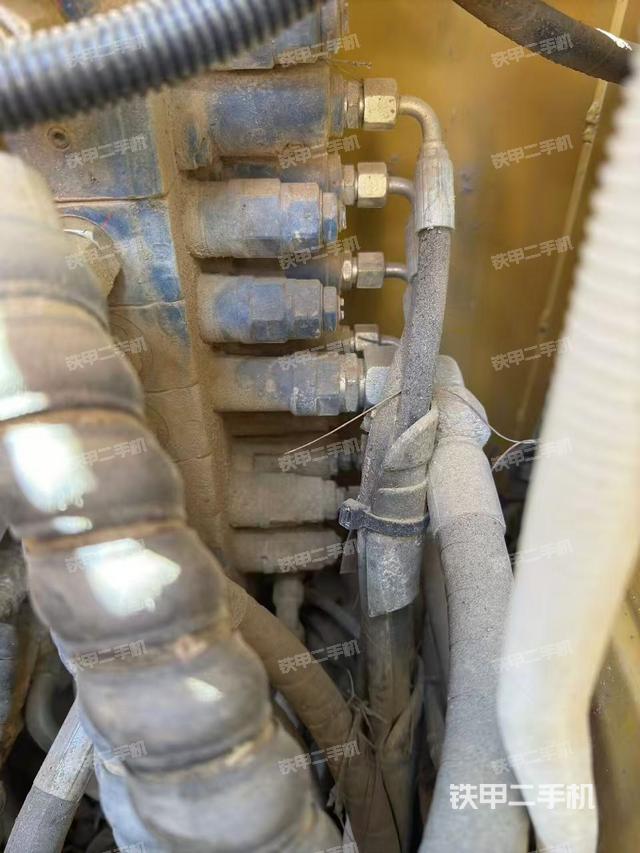 回转马达和主控阀（整机外观）