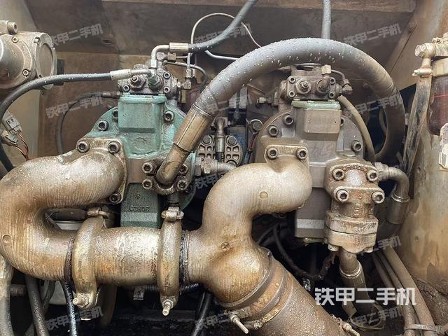 液压泵舱室正面整体（整机外观）