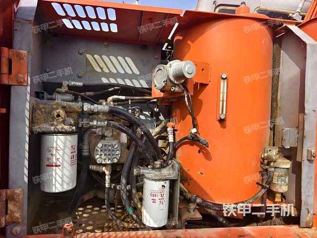 液压泵舱室正面整体（整机外观）