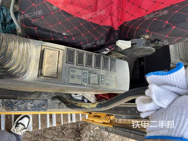 座椅右側(cè)控制臺/鑰匙門/油門/含右手柄（駕駛室部分）