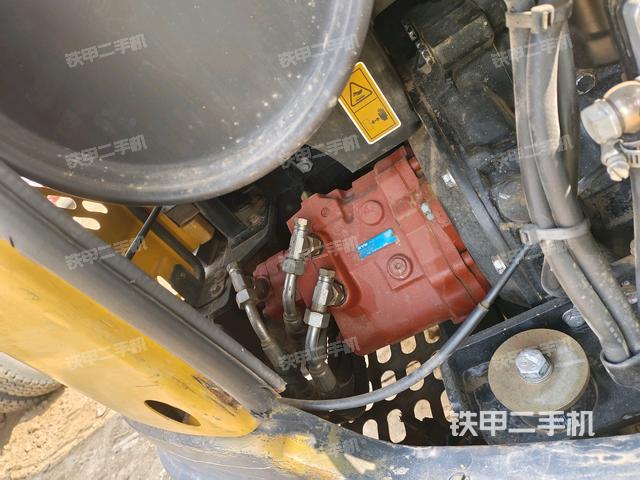 液压泵舱室正面整体（整机外观）