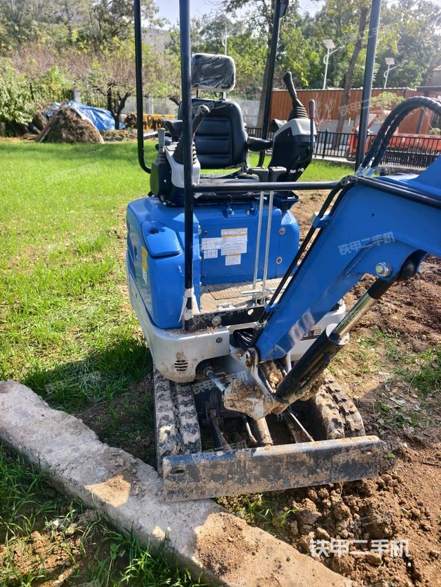 回转马达和主控阀（整机外观）