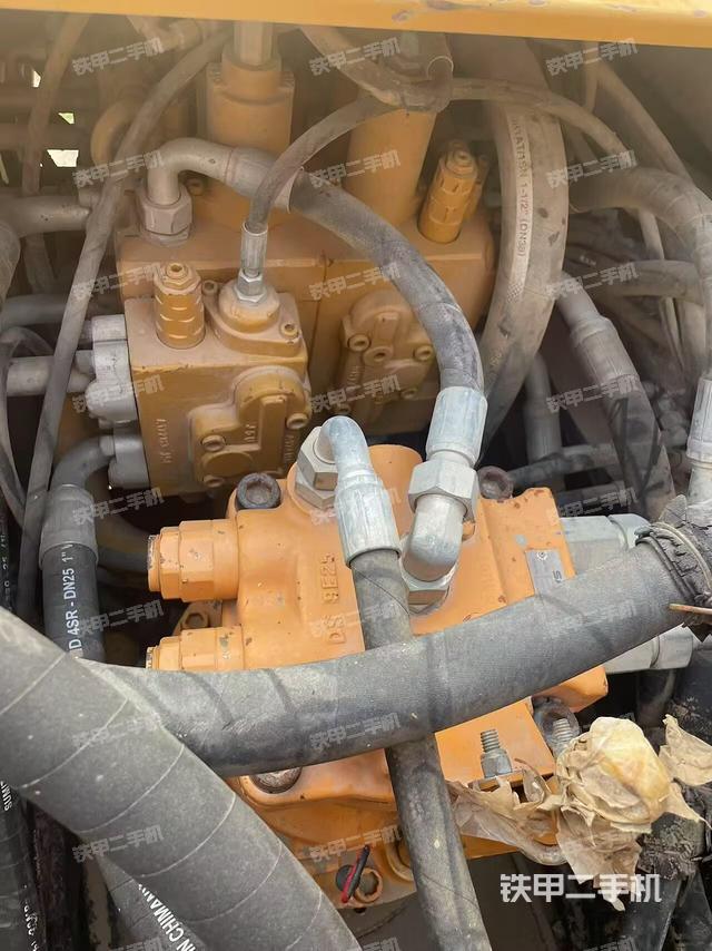 回转马达和主控阀（整机外观）