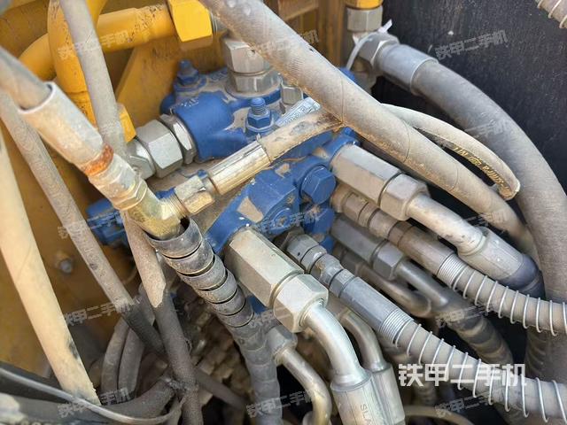 回转马达和主控阀（整机外观）