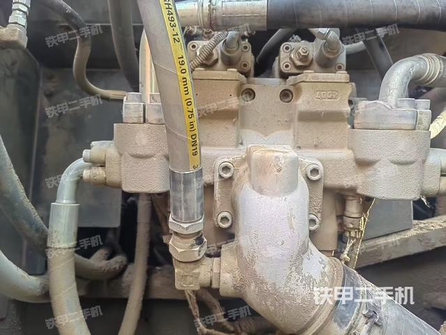 液压泵舱室正面整体（整机外观）