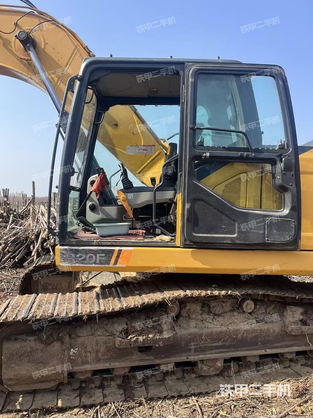 行走控制手柄和踏板 俯拍（驾驶室部分）