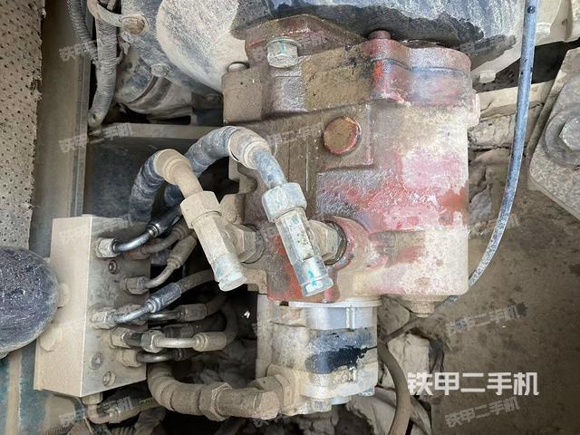 液压泵舱室正面整体（整机外观）