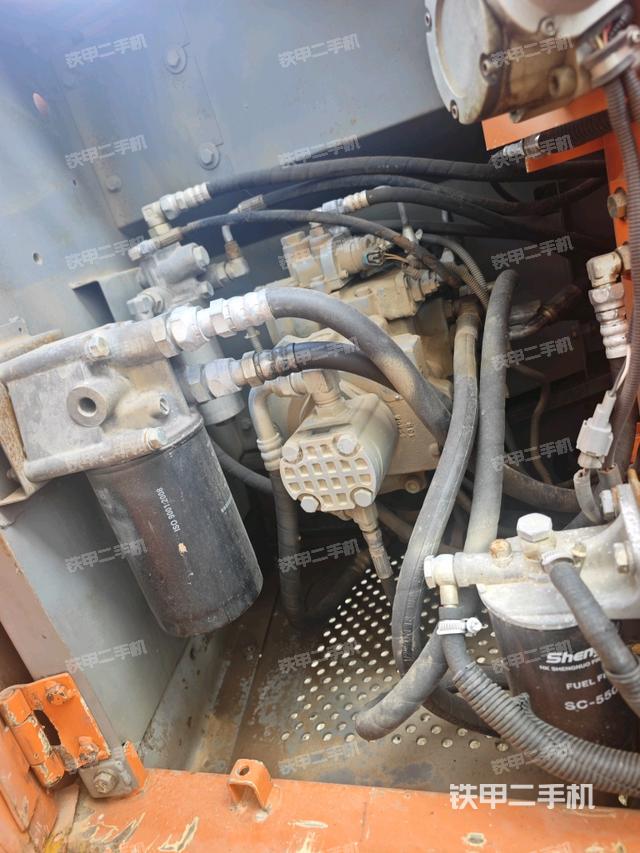 液压泵舱室正面整体（整机外观）