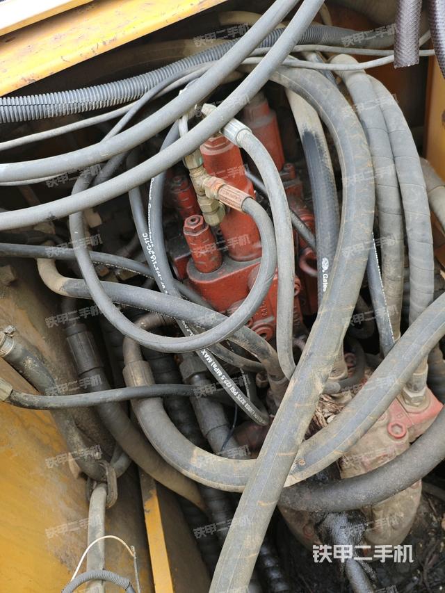 回转马达和主控阀（整机外观）