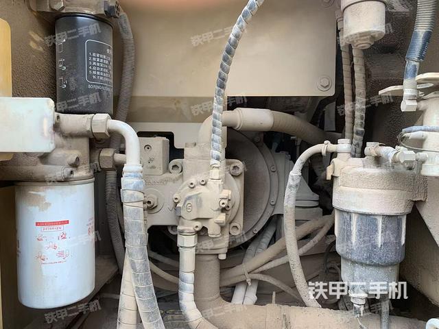 液压泵舱室正面整体（整机外观）