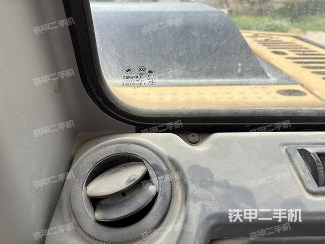 行走控制手柄和踏板?俯拍（駕駛室部分）