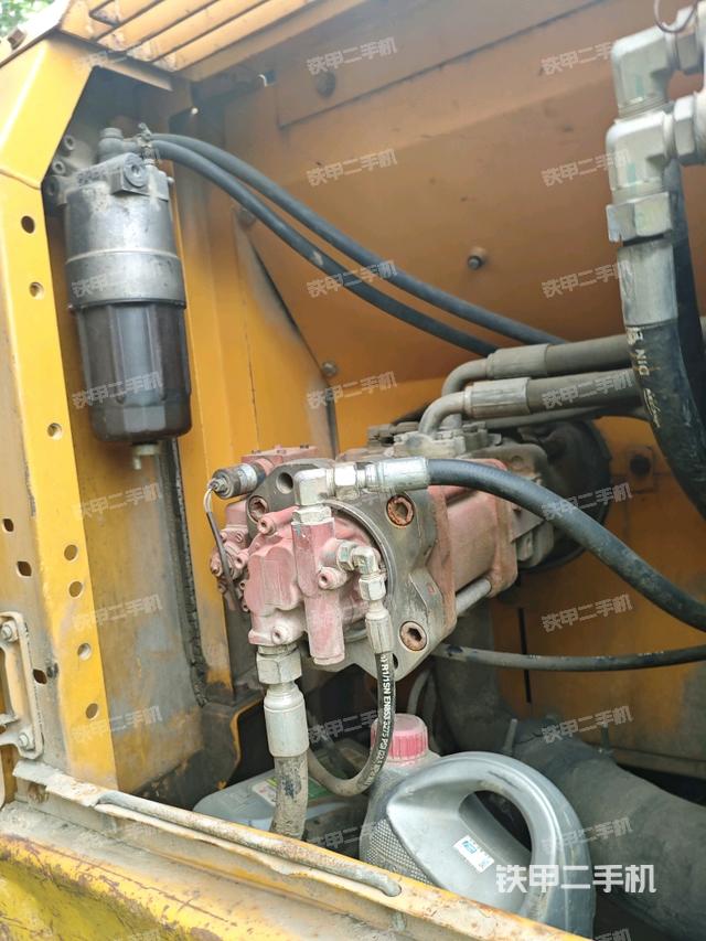 液压泵舱室正面整体（整机外观）