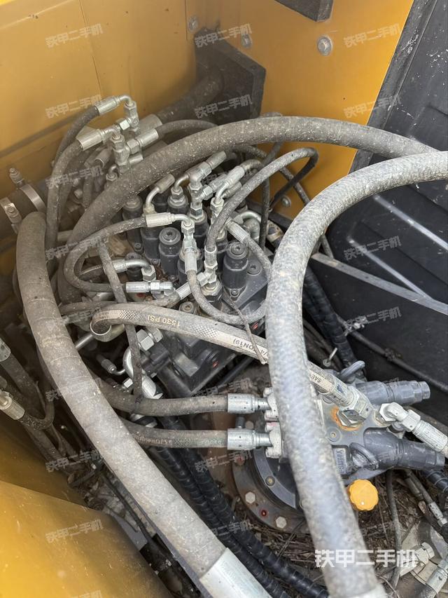 回轉(zhuǎn)馬達(dá)和主控閥（整機(jī)外觀）