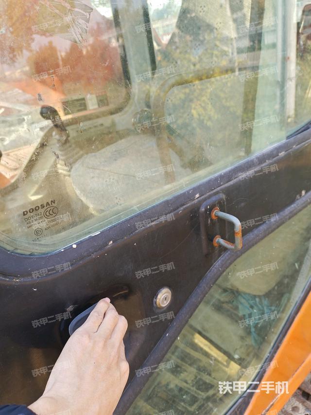 行走控制手柄和踏板?俯拍（駕駛室部分）