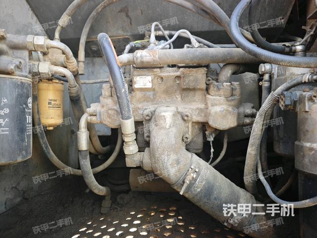 液壓泵艙室正面整體（整機外觀）