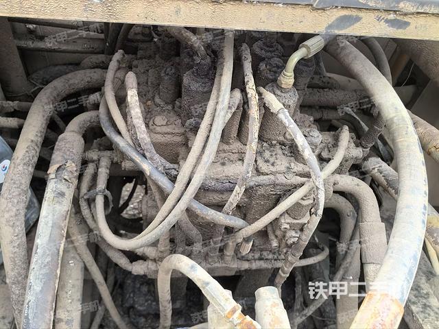 回轉(zhuǎn)馬達(dá)和主控閥（整機(jī)外觀）