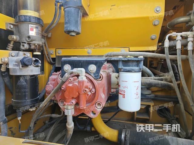 液壓泵艙室正面整體（整機外觀）