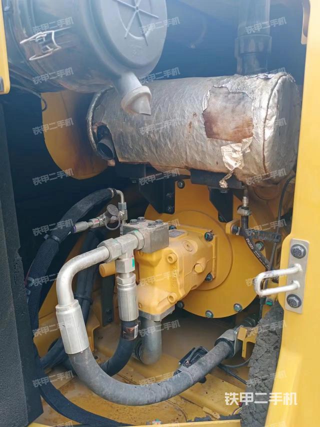 液压泵舱室正面整体（整机外观）