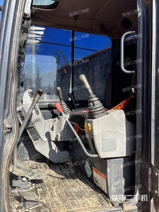 駕駛室頂部（整機外觀）