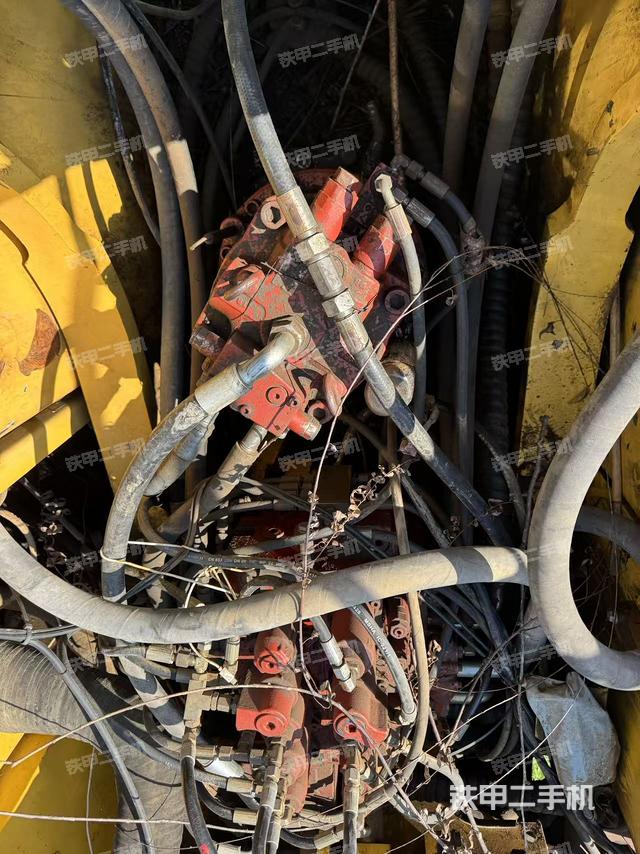 回转马达和主控阀（整机外观）