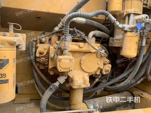 液壓泵艙室正面整體（整機外觀）