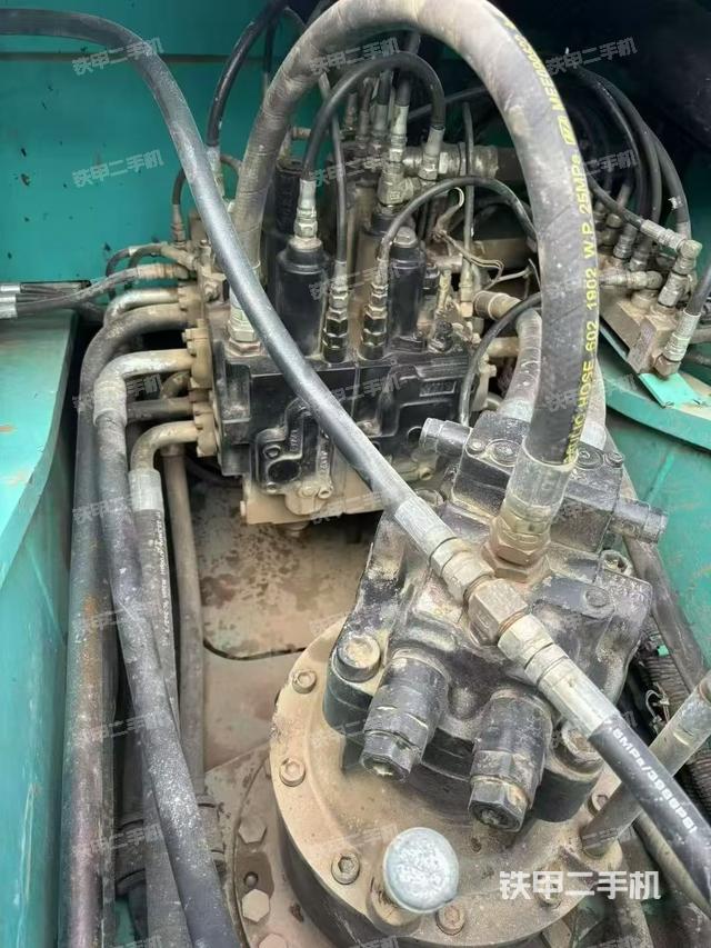 回轉(zhuǎn)馬達(dá)和主控閥（整機(jī)外觀）