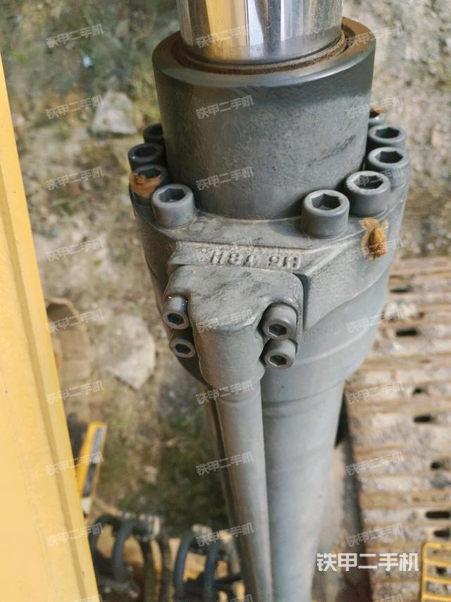 大臂油缸整体 竖拍（工作和回转装置）