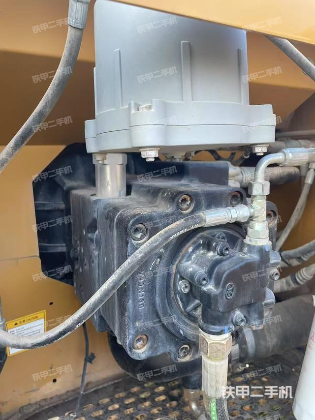 液压泵舱室正面整体（整机外观）