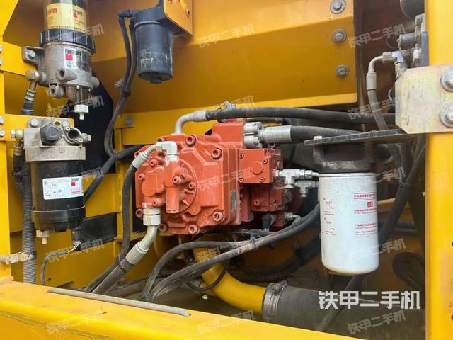 液压泵舱室正面整体（整机外观）