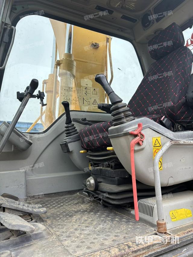 驾驶室顶部（整机外观）