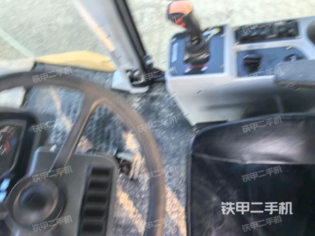 驾驶室侧向上照全景（压路机驾驶室）