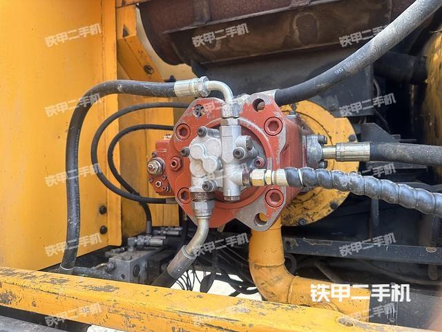 液压泵舱室正面整体（整机外观）