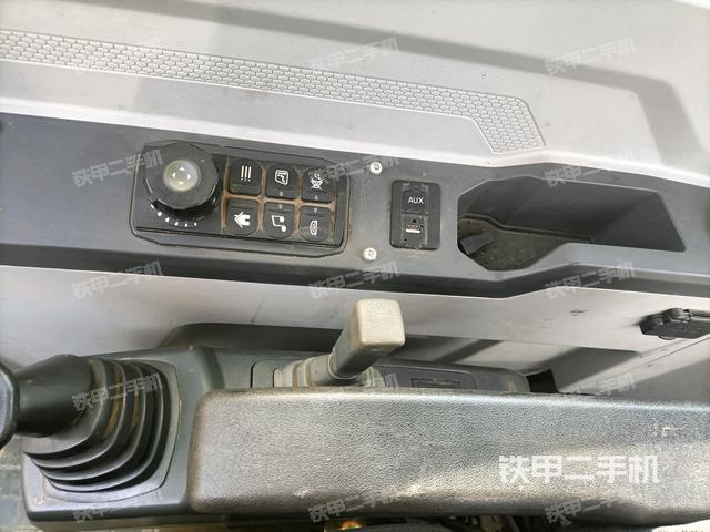 座椅右側(cè)控制臺/鑰匙門/油門/含右手柄（駕駛室部分）