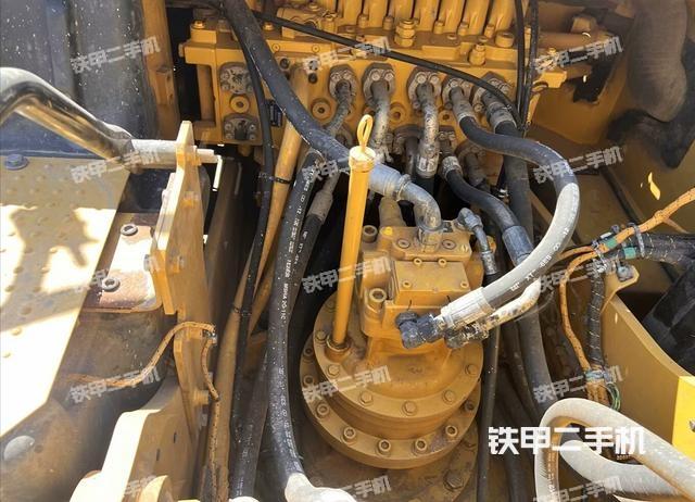 回转马达和主控阀（整机外观）