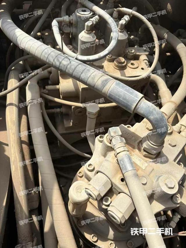 回轉(zhuǎn)馬達(dá)和主控閥（整機(jī)外觀）