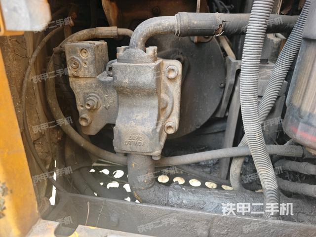 液压泵舱室正面整体（整机外观）
