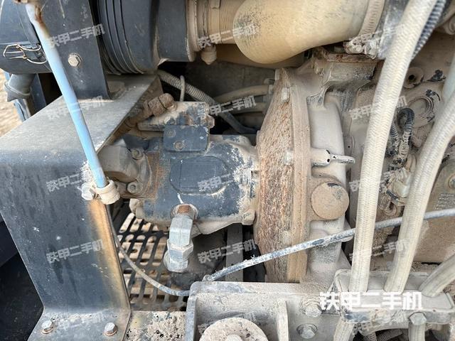 液压泵舱室正面整体（整机外观）