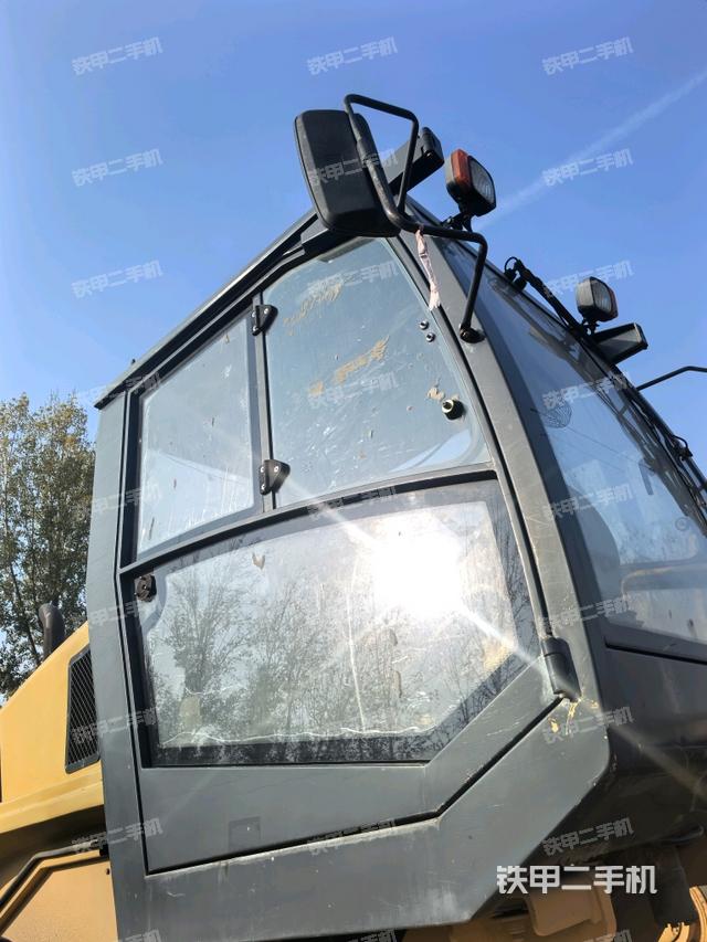 左侧正面照（压路机驾驶室）